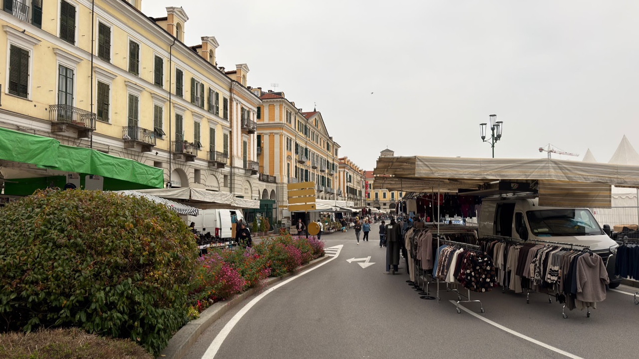 Mercato del venerdì sulla strada, disagi per la circolazione