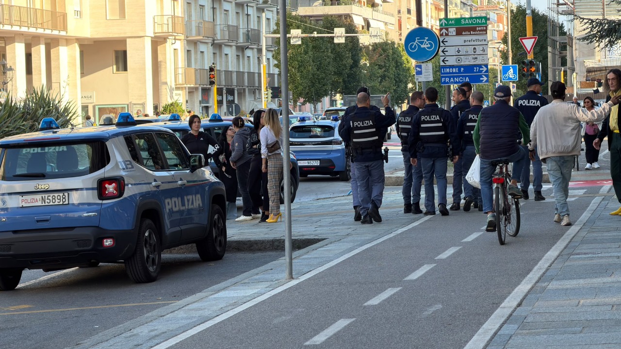 Lancia per terra la frutta e la verdura di un negozio, fermato dalla Polizia