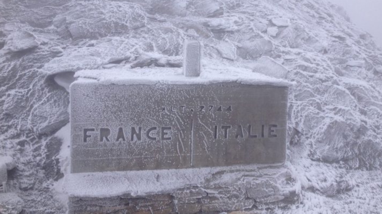 Colle dell'Agnello, la neve fa scattare la chiusura