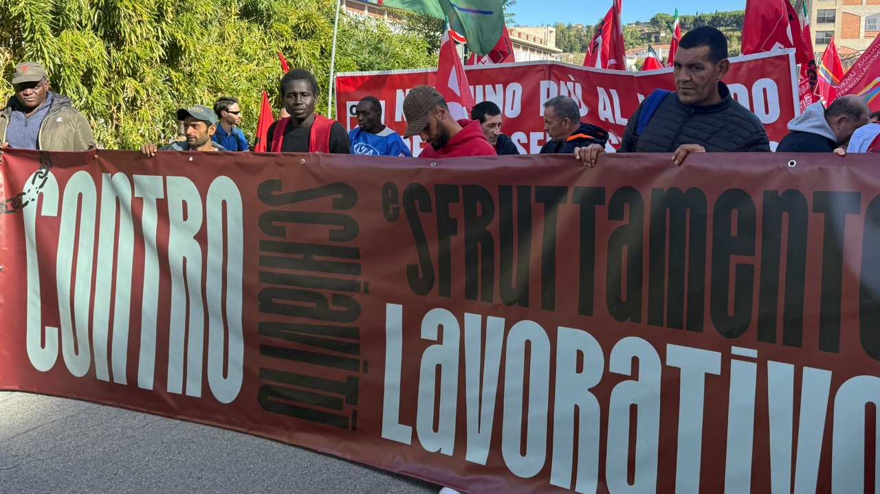 Ad Alba il corteo contro il caporalato: "La persona viene prima del profitto"