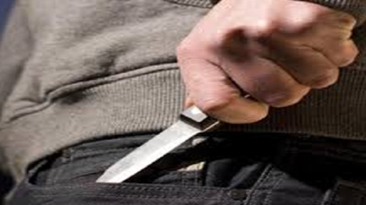 La richiesta di una sigaretta e le minacce, spunta anche un coltello