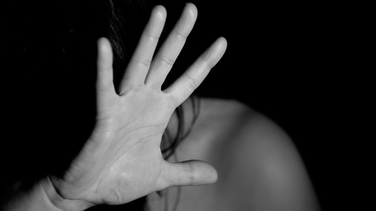 Botte, insulti e sputi alla moglie: a processo per maltrattamenti