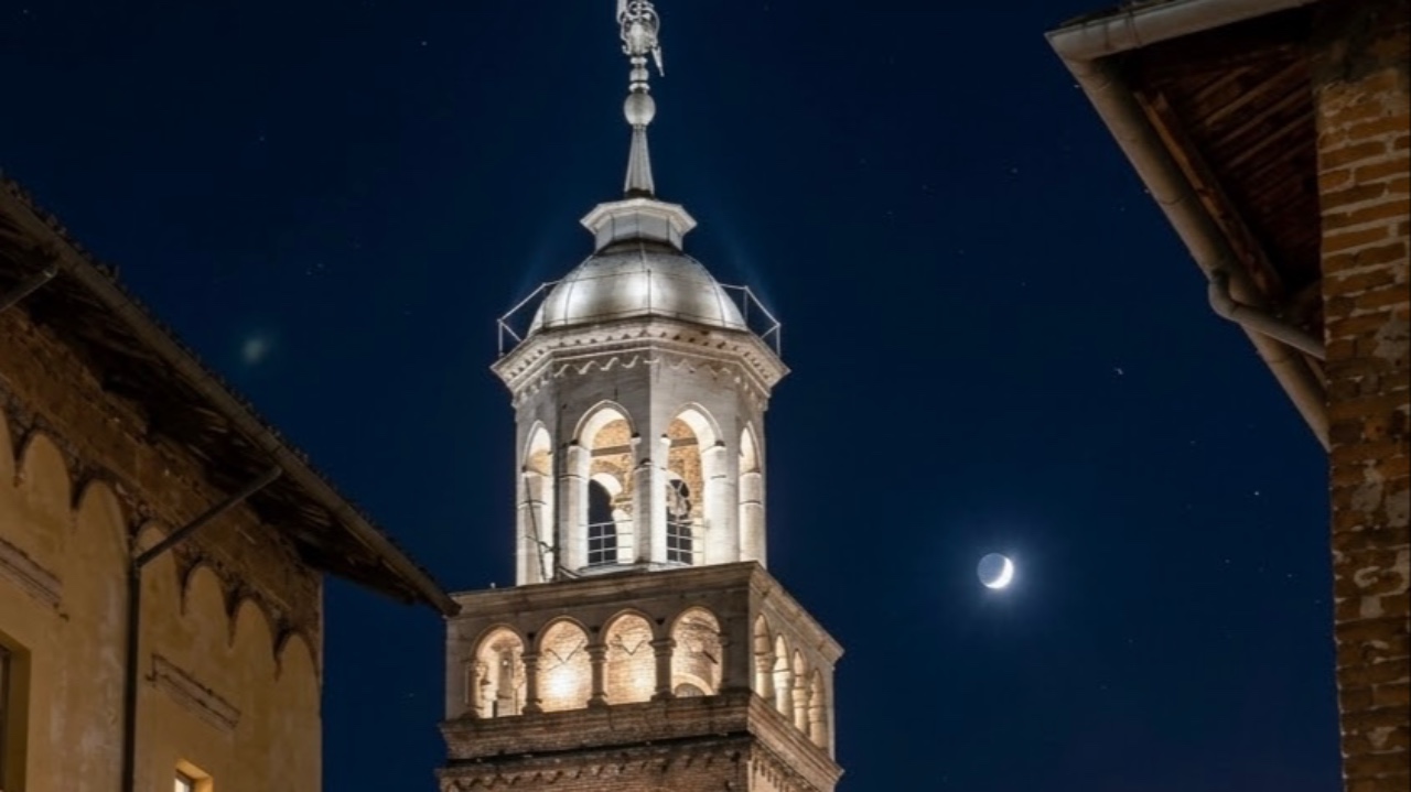 La Torre civica di Saluzzo e il campanile di Castellar s'illuminano di bianco