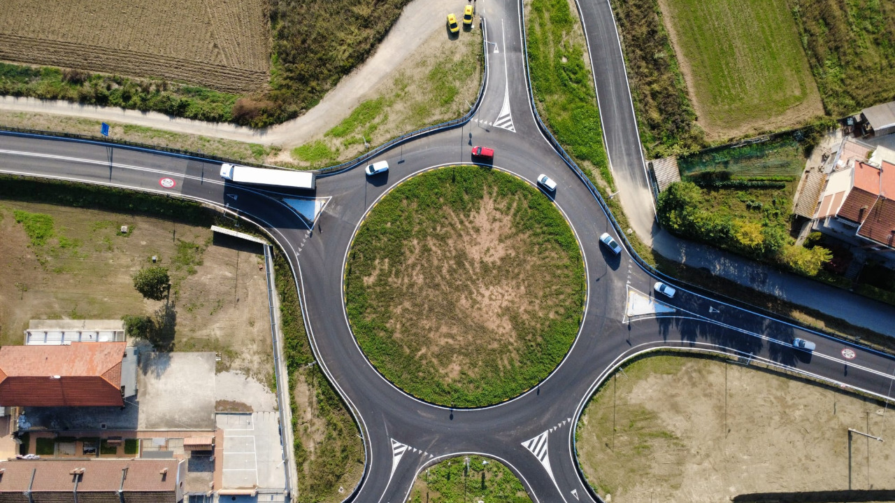 Alba, completati i lavori di costruzione della rotonda in località Scaparoni (video)
